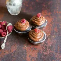 Čokoládové cupcaky s čokoládovým krémem a malinami Čokoládové cupcaky s čokoládovým krémem a malinami