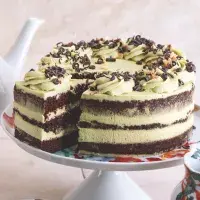 Čokoládový dort s krémem z bílé čokolády a zeleného čaje matcha Čokoládový dort s krémem z bílé čokolády a zeleného čaje matcha