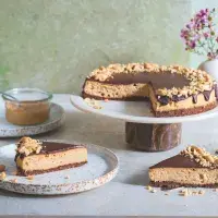 Cheesecake s arašídovým máslem a dvojí čokoládou Cheesecake s arašídovým máslem a dvojí čokoládou