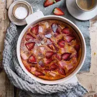Clafoutis s jahodami a rebarborou Clafoutis s jahodami a rebarborou