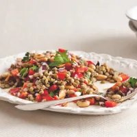 Čočkový salát s paprikou a arašídy