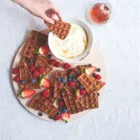 Čokoládové vafle z toustového chleba se smetanovým dipem