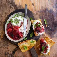 Crostini se šlehanou fetou a jahodami