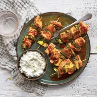 Cuketové špízy s lososem a cuketovým tzatziki Cuketové špízy s lososem a cuketovým tzatziki