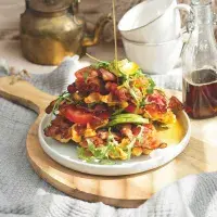 Cuketové vafle s čedarem, slaninou a avokádem