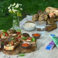 Masové koule na grilu s bazalkovým dipem