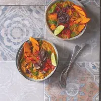 Dhal s červenou čočkou, dýní a pikantní tarkou Dhal s červenou čočkou, dýní a pikantní tarkou