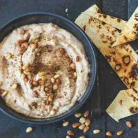 Dip z bílých fazolí, česneku a pinií