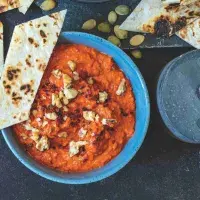 Dip z pečených paprik a vlašských ořechů