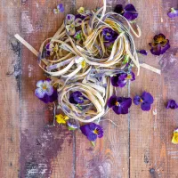 Domácí tagliatelle s okvětními lístky