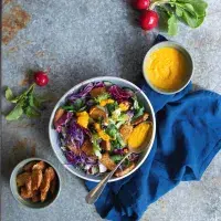 Duhový salát s tempehem a mrkvovou zálivkou s misem