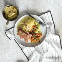 Dušená mrkev s hráškem, šťouchanými bramborami a šunkou