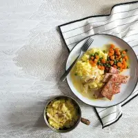 Dušená mrkev s hráškem, šťouchanými bramborami a šunkou Dušená mrkev s hráškem, šťouchanými bramborami a šunkou