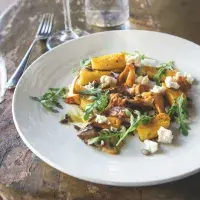 Dýňové gnocchi s lesními houbami, čerstvým kozím sýrem a rukolou