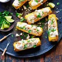 Elotes (mexická grilovaná kukuřice)