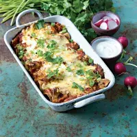 Enchiladas s černými fazolemi, kuřecím masem a máslovou dýní