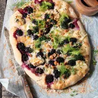 Focaccia s ostružinami a fenyklem Focaccia s ostružinami a fenyklem