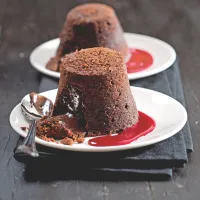 Čokoládový fondant s višňovým coulis Čokoládový fondant s višňovým coulis