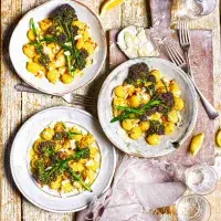 Gnocchi s česnekovou omáčkou a stonkovou brokolicí