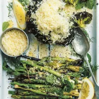 Grilovaná brokolice a chřest se sýrem