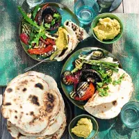 Grilovaná zelenina s kari máslem a chlebem nán