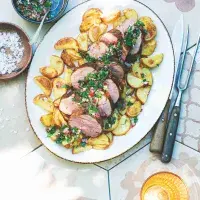 Grilovaná panenka s bylinkovou chimichurri a pečenými bramborami Grilovaná panenka s bylinkovou chimichurri a pečenými bramborami