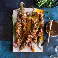 Grilované vepřové špízy na rozmarýnu s cibulkami