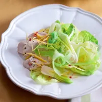 Hlávkový salát s kuřetem & jarní cibulkou