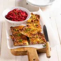 Horácká drštička se salátem z kysaného zelí a červené řepy