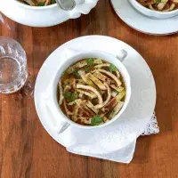 Hovězí vývar s fritátovými nudlemi Hovězí vývar s fritátovými nudlemi