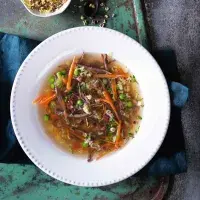 Hovězí vývar s písmenky a zeleninou