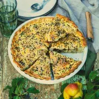 Hruškový koláč s datlemi a sezamem