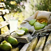 Hruškový nápoj s moštem z hroznů a celerem