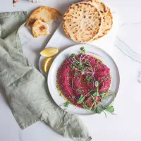 Hummus z červené řepy s plackami rotti Hummus z červené řepy s plackami rotti