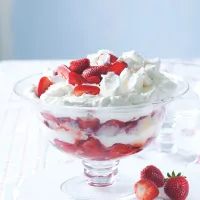 Jahodový trifle s bílou čokoládou a pusinkami Jahodový trifle s bílou čokoládou a pusinkami