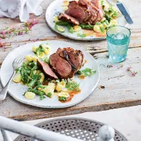 Jehněčí kýta s melasou z granátových jablek a chřestovým salátem