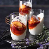 Jogurtová panna cotta s broskvemi Jogurtová panna cotta s broskvemi