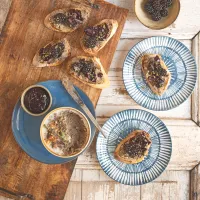 Kanapky s paštikou a ostružinami