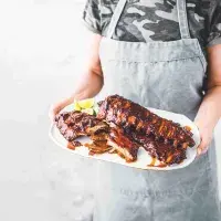 Karamelizovaná žebírka s arašídovým máslem