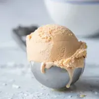 Karamelová zmrzlina s mořskou solí