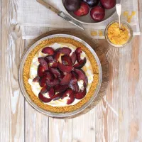 Koláč s korpusem z kukuřičných lupínků, krémem a blumami