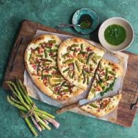 Koláč ve stylu tarte flambée s chřestem Koláč ve stylu tarte flambée s chřestem