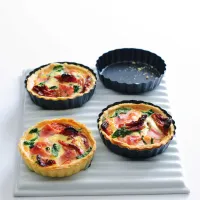 Koláč se šunkou, sušenými rajčaty a rukolou