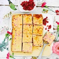 Koláč se zakysanou smetanou a rybízem