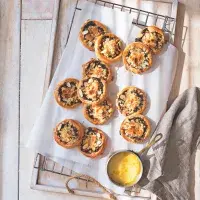 Koláčky z listového těsta s povidly a jablky