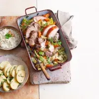 Koleno pečené v pivu se zeleninou a křenovou remuládou