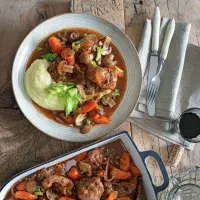 Králík na červeném víně à la boeuf bourguignon Králík na červeném víně à la boeuf bourguignon