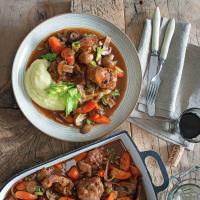 Králík na červeném víně à la boeuf bourguignon