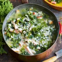 Kroupová polévka s kadeřávkem a uzeným