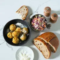 Kuličky z krůtího masa a bílých fazolí se zelným salátem